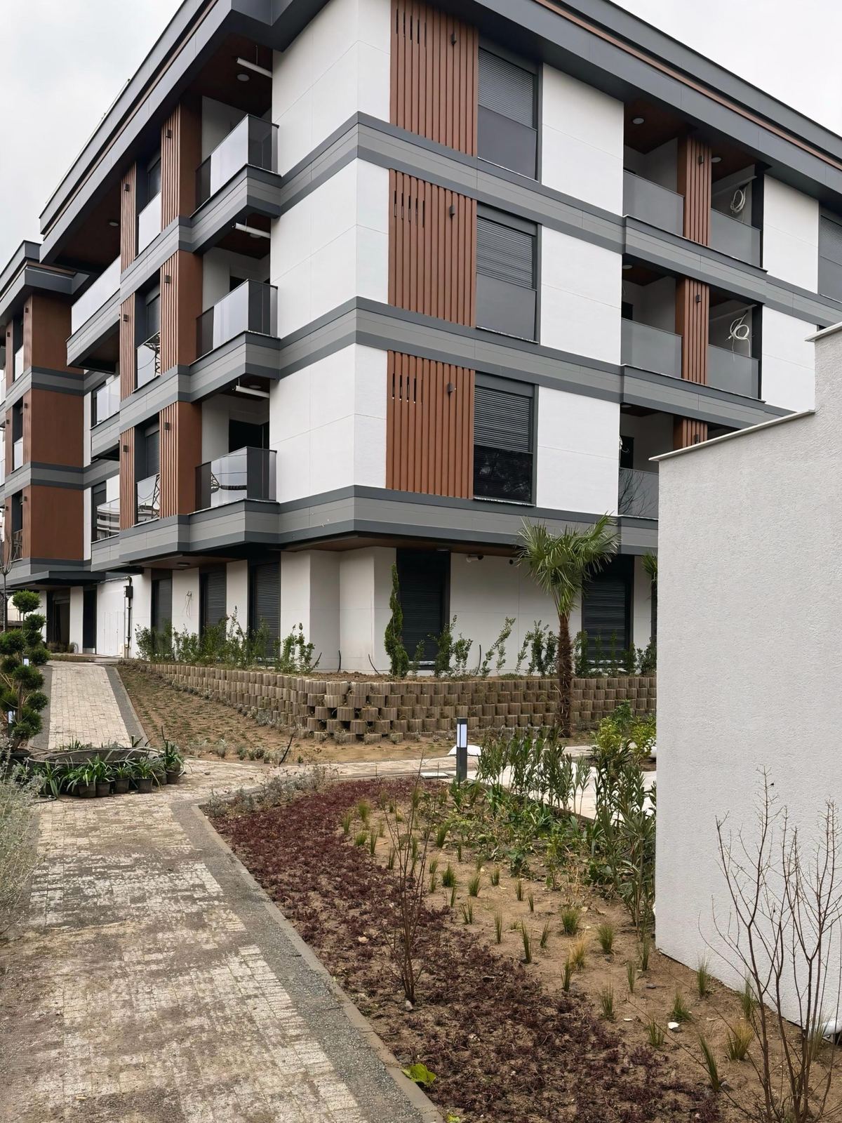 Es Group Aliağa sitesinde tamamlanan konut bloğu ve peyzaj düzenlemesi