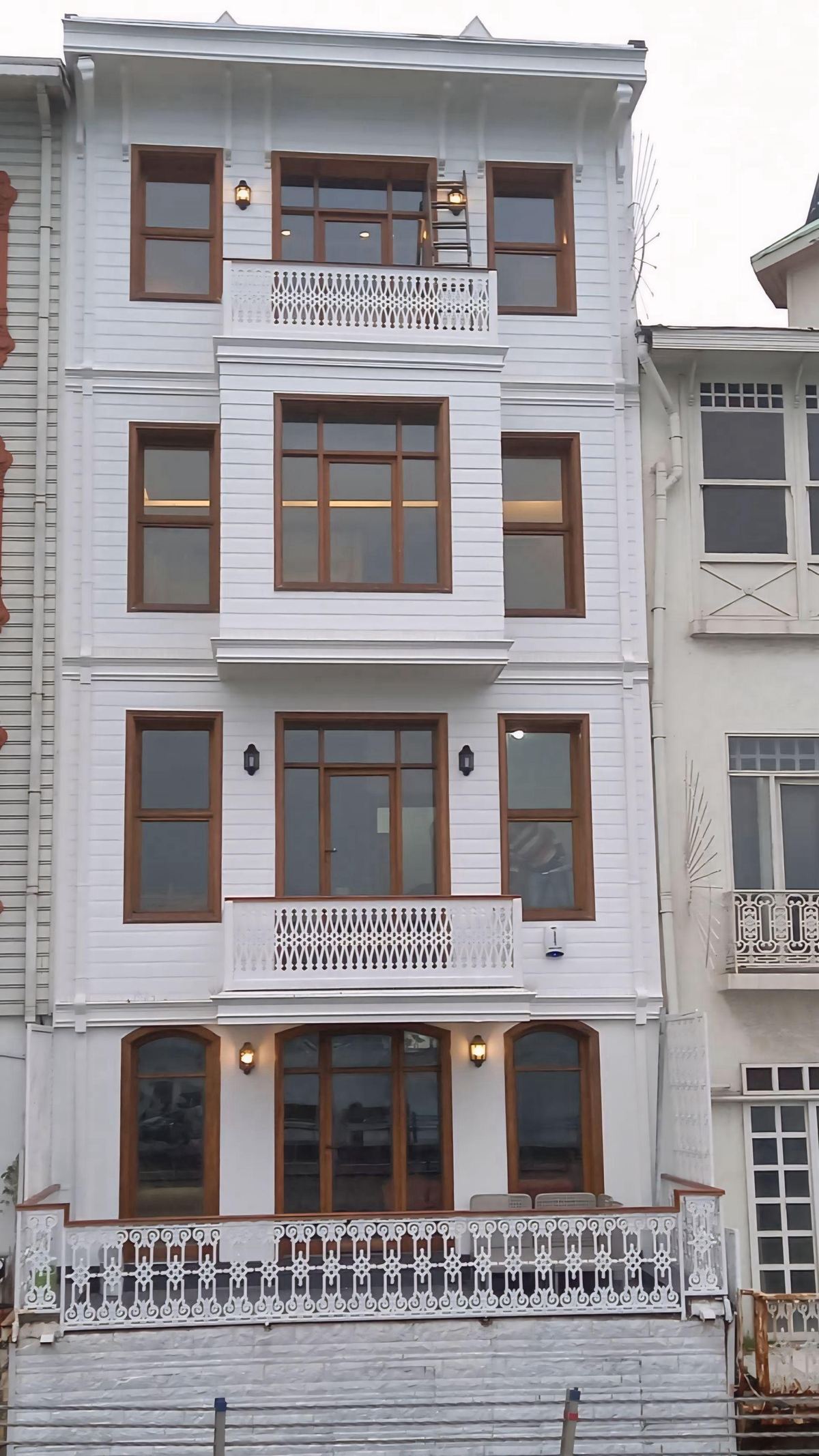 Kuruçeşme'de restorasyonu tamamlanan beyaz ahşap yalı cephesi