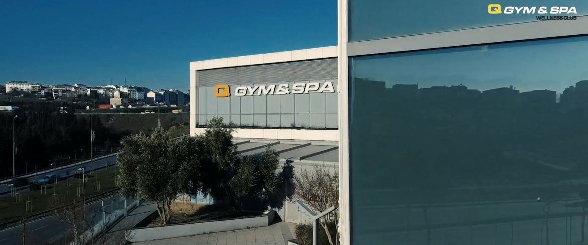 Q Gym & Spa Wellness Club Küçükçekmece binasının cam cephesi ve tabelası